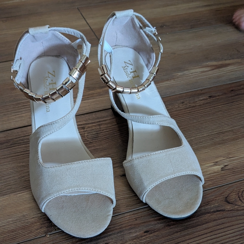 NWOT Z.H Woman's Cream Open-Toe Heals with Gold Accents, Size 9